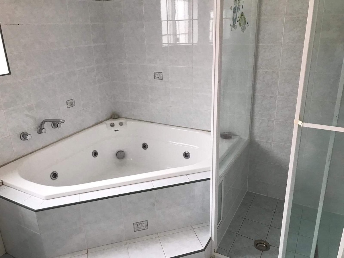 Bath tub corner (before)