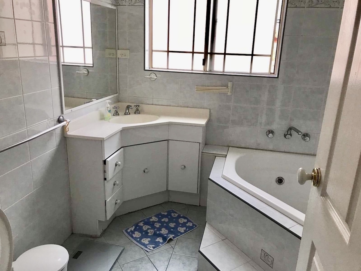 Bathroom sink corner (before)